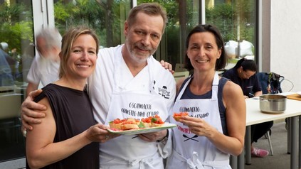 Christian und Silvia Petz beim Kochen in einer Obdachloseneinrichtung