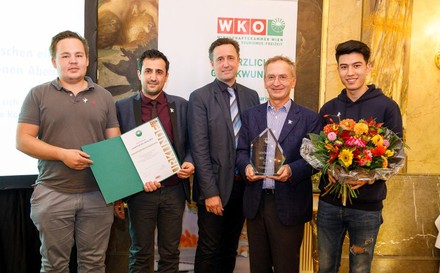 Spartenobmann Markus Grießler und Alexander Stauder (Geschäftsführer „Zum weißen Rauchfangkehrer“) gemeinsam mit drei ehemaligen Lehrlingen und jetzigen Mitarbeitern Moritz Deppe, Dana Grosschaedl und Mustafa Zawari