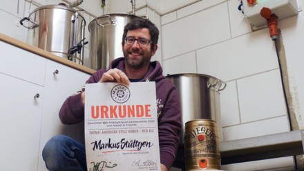 Markus Stüttgen aus Dormagen hat sich mit seinem klassischen Amber Ale „Flaming Amber“ gegen 105 weitere eingereichte Biere durchgesetzt. (Foto: © Maisel & Friends)