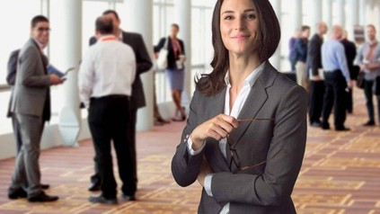 Messeteilnehmer in einem Gebäude