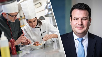 Bundesarbeitsminister Hubertus Heil (r.) will eine noch breitere Hilfe für Ausbildungsbetriebe