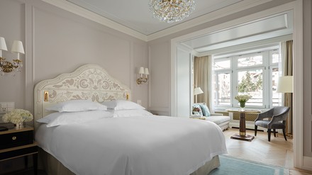 Blick in eines der neugestalteten Deluxe-Doppelzimmer im Badrutt's Palace Hotel