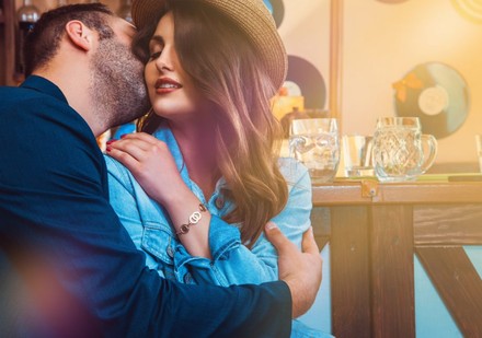 Liebende küssen sich in einer Bar