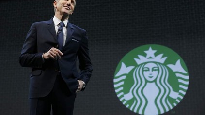 Verwaltungsratschef Schultz vor dem Starbucks Logo