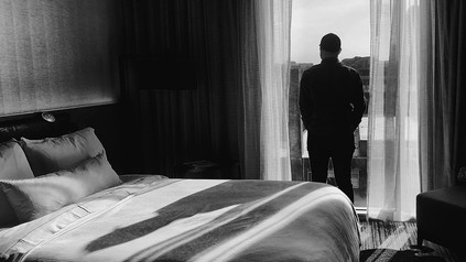 Ein mann in einem Hotelzimmer