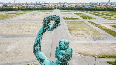München Theresienwiese mit Ausschnitt der Statue Bavaria