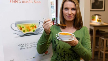 Frau mit Suppenschüssel in der Hand