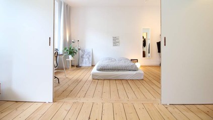 Eine moderne Wohnung mit einer Matratze auf dem Boden