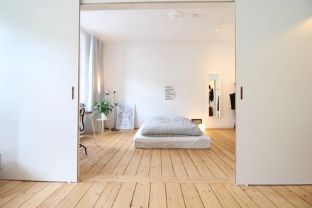 Eine moderne Wohnung mit einer Matratze auf dem Boden