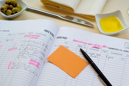 Ein ausgefülltes Reservierungsbuch