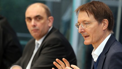 Karl Lauterbach (SPD, r), Bundesgesundheitsminister, und Lars Schaade, Vizepräsident des Robert Koch-Instituts (RKI), beantworten auf einer Pressekonferenz Fragen von Journalisten zum Infektionsgeschehen und zur Impfentwicklung. (Foto: © picture alliance/dpa | Wolfgang Kumm)