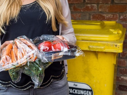 Frau hält eingeschweißtes Gemüse in den Händen