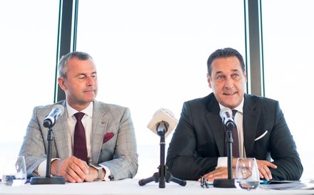 Norbert Hofer und H.C. Strache sprechen an einem Rednerpult