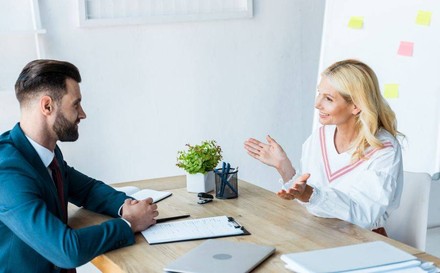 Mann und Frau bei einem Bewerbungsgespräch