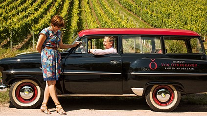 Thea und Günther Jauch in den Weinberger ihres Weinguts von Othegraven