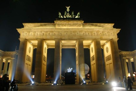 Das Brandenburger Tor bei Nacht hell erleuchtet