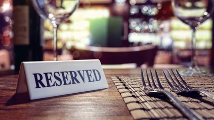 Ein gedeckter Tisch mit einem Reserviert-Schild