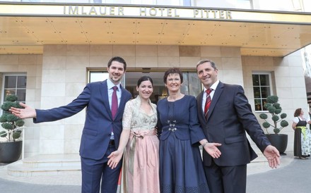 Thomas, Lisa, Ingrid und Georg Imlauer vor dem Hotel Imlauer Pitter