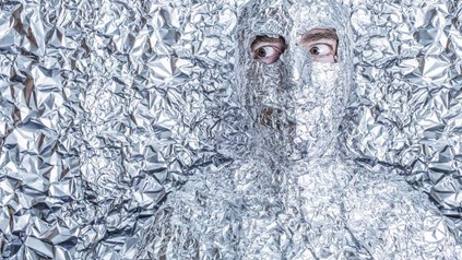 Mann in Alufolie eingewickelt