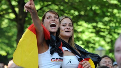 Zwei junge Frauen bejubeln das Deutschlandspiel