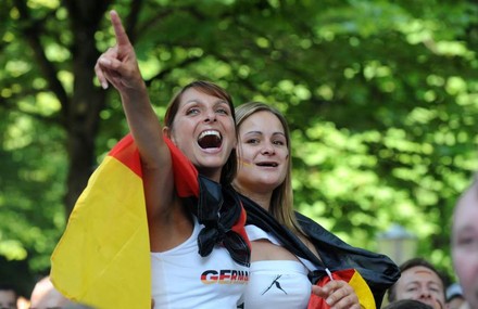 Zwei junge Frauen bejubeln das Deutschlandspiel