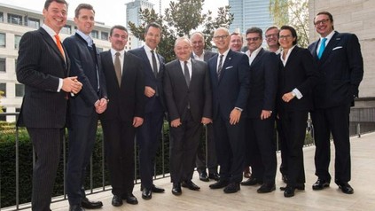 Einige Personen in Businesskleidung auf einem Gruppenfoto