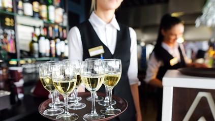 Eine Kellnerin in einem Lokal