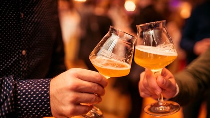 Zwei Männer stoßen miteinander an