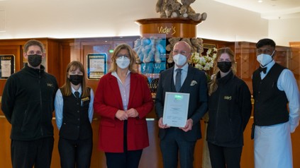 Anke Rehlinger, stellvertretende Ministerpräsidentin des Saarlandes, mit den Auszubildenden des Victor’s Residenz-Hotel Saarbrücken und Irakli Gogadze, Regionaldirektor der Victor’s Residenz-Hotels Saarland. (Foto: © Victor’s Residenz-Hotels)