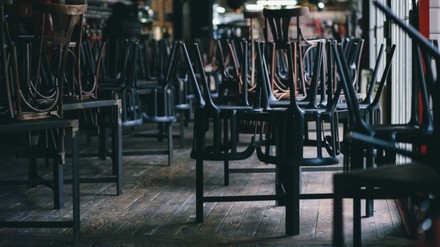 Hochgestellte Stühle in einem Restaurant