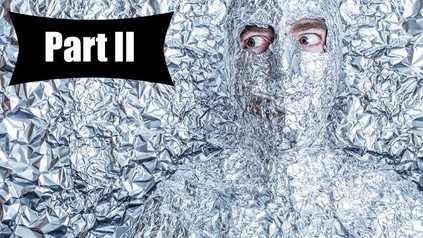 Mann in Alufolie eingewickelt