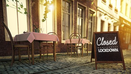 Schild mit der Aufschrift "Closed - Lockdown" vor einem Restaurant