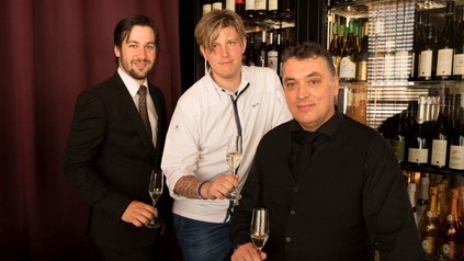 Alexander Fürst, Roman Wurzer und Heinz Kaiser mit Sektgläsern in den Händen