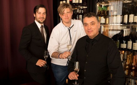 Alexander Fürst, Roman Wurzer und Heinz Kaiser mit Sektgläsern in den Händen