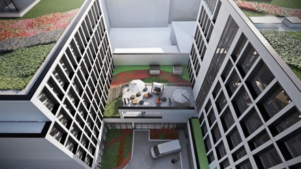 Zusammen mit einer Dachterrasse bilden zwei Innenhöfe – einer mit Frühstücksterrasse und der andere mit großzügiger Grünfläche – das Herz des Hotels in Krakau. (Foto: © Fronton)