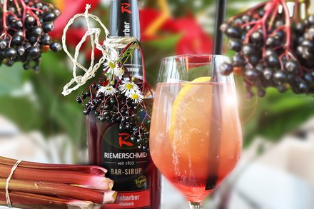 Ein Holunder-Rhabarber-Spritz