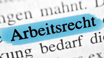 Ein Textauszug bei dem das Wort Arbeitsrecht blau markiert ist
