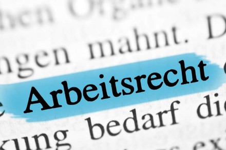 Ein Textauszug bei dem das Wort Arbeitsrecht blau markiert ist