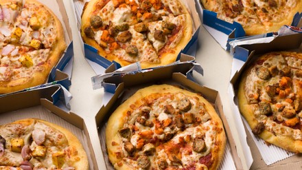 Domino’s Pizza Deutschland ist mit über 380 Stores, rund 180 Franchisepartnern sowie über 10.000 Mitarbeitern Marktführer im Bereich Pizza Home Delivery. (Foto: © sdx15/stock.adobe.com)