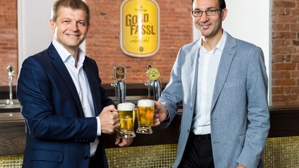 Zwei Männer stoßen mit Ottakringer Bier an