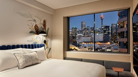 Florale Murals an den Wänden und Blick auf die Skyline von Sydney. (Foto: © BWH Hotel Group Central Europe)