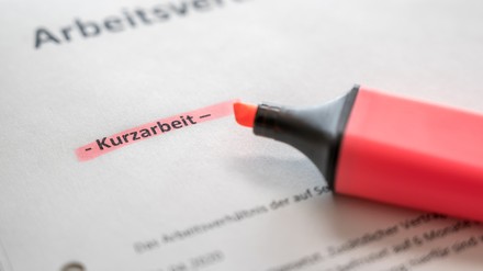 Das Wort Kurzarbeit auf einem Vertrag hervorgehoben