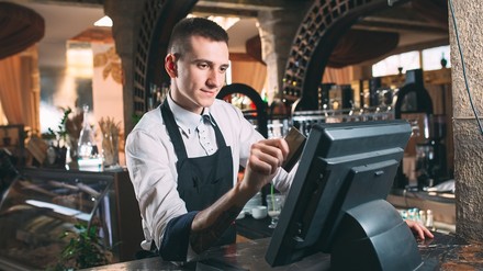 Ein Gastwirt in einem Restaurant