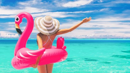 Eine Urlauberin am Strand