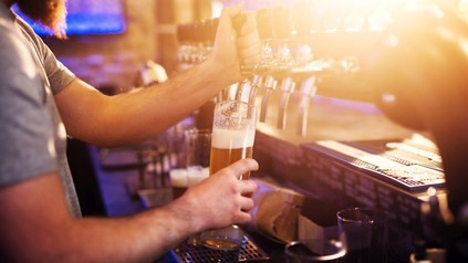 Ein Bier wird an einer Zapfanlage gezapft