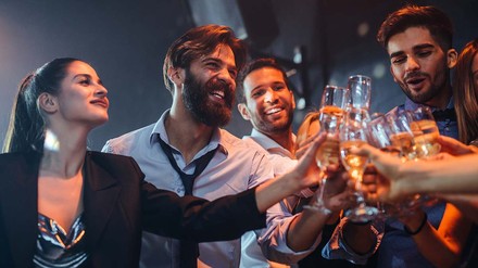 Ausgehen, Tanzen, Feiern: In der Corona-Pandemie war das lange kaum möglich. (Foto: © bernardbodo/stock.adobe.com)