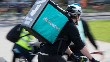 Ein Fahrer von deliveroo auf dem Fahrrad