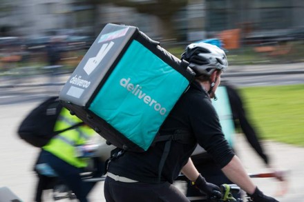 Ein Fahrer von deliveroo auf dem Fahrrad