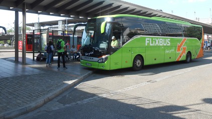 Ein Flixbus an einer Bushaltestelle