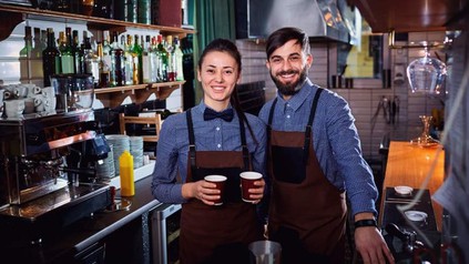 Frau und Mann in Küche